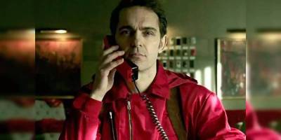 Berlin holding a telephone in Money Heist.