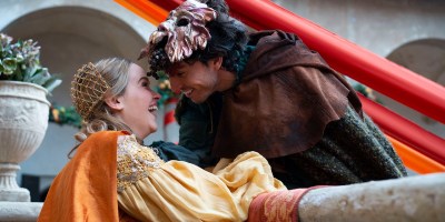 Romeo and Juliet about to kiss in Juliet & Romeo.