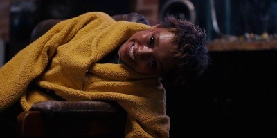 Mia with a crooked neck in Talk to Me