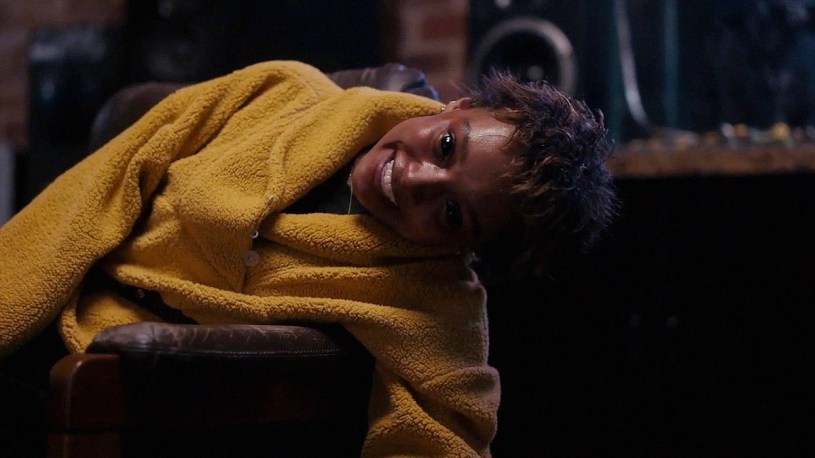 Mia with a crooked neck in Talk to Me