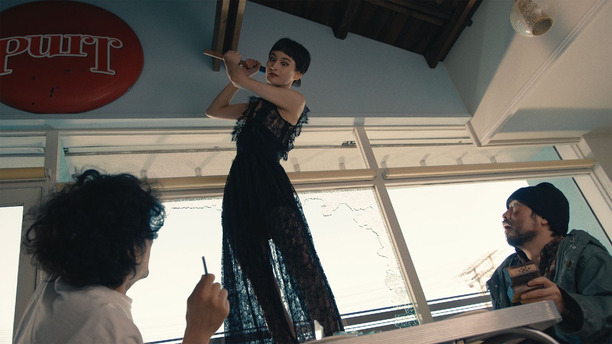 A cat about to attack Taka in Mad Cats.